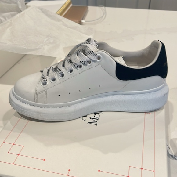 Alexander McQueen Larry Sneaker - Picture 4 of 10